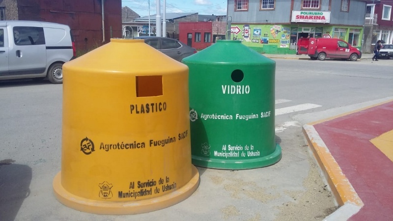 Los contenedores de Ushuaia, para plástico y vidrio. 
