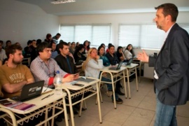 En mayo o junio se podrían inscribir on line a los alumnos en Santa Cruz