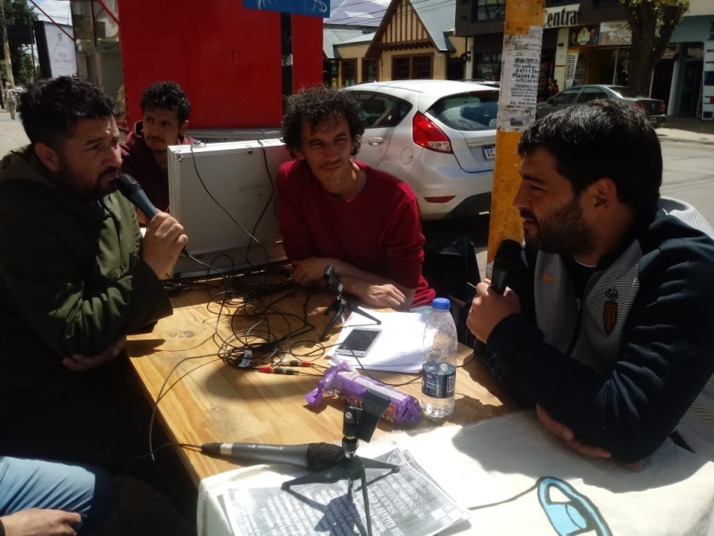 Matias Bezi, en la mesa de la radio. 