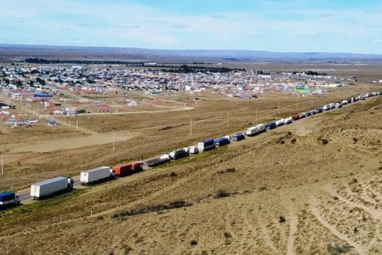 Se calculó que más de quinientos vehículos quedaron en la ruta a la espera de poder cruzar por el puente ubicado sobre el río Santa Cruz. (A. Subirá) 