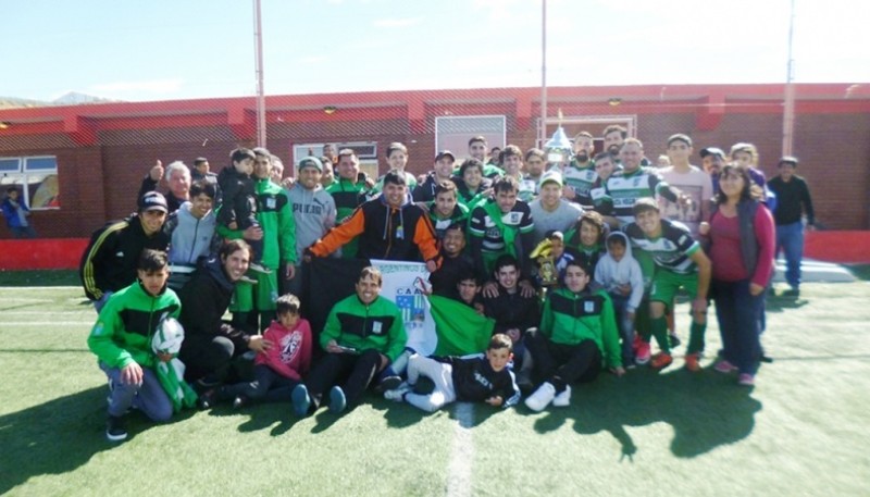 El campeón del Clausura en pose ganador.