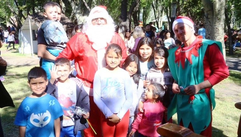 Papá Noel con algunos de los chicos que lo visitaron ayer en una tarde hermosa.