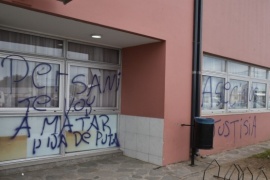 Amenazantes pintadas en el Hospital Zonal de Caleta