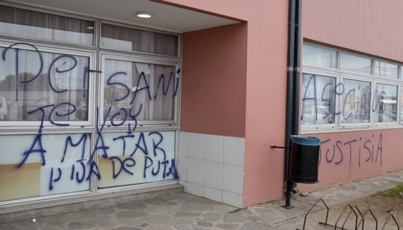 Las amenazantes frases en el frente del Hospital Zonal fueron pintadas con aerosol a plena luz del día.