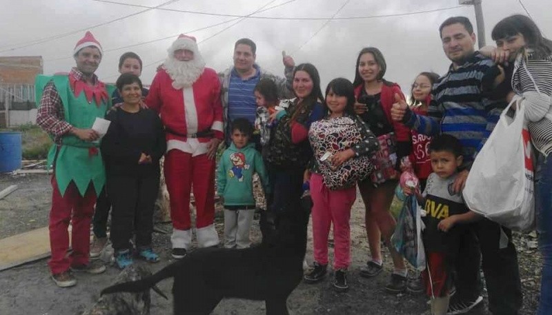 Horacio Huecke entregó pollos, golosinas y juguetes.