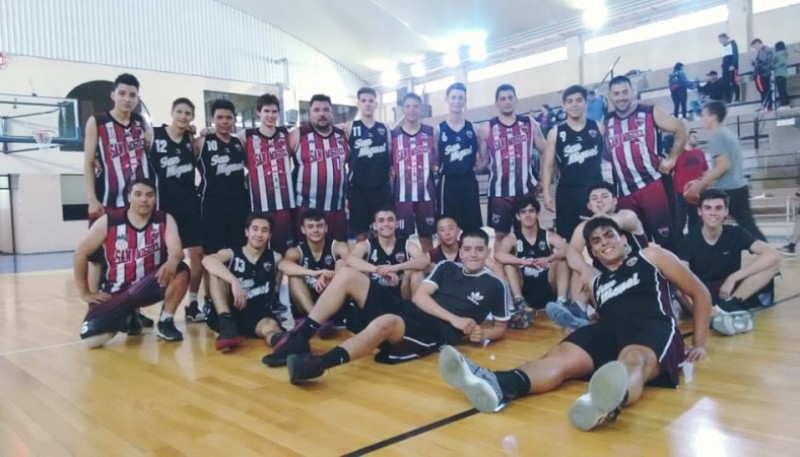 Dos y hasta tres de generaciones de santos compartiendo cancha. 