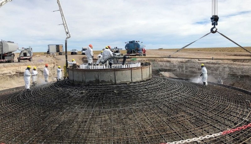 Construcción de la base de los molinos en Parque Bicentenario. (Archivo).