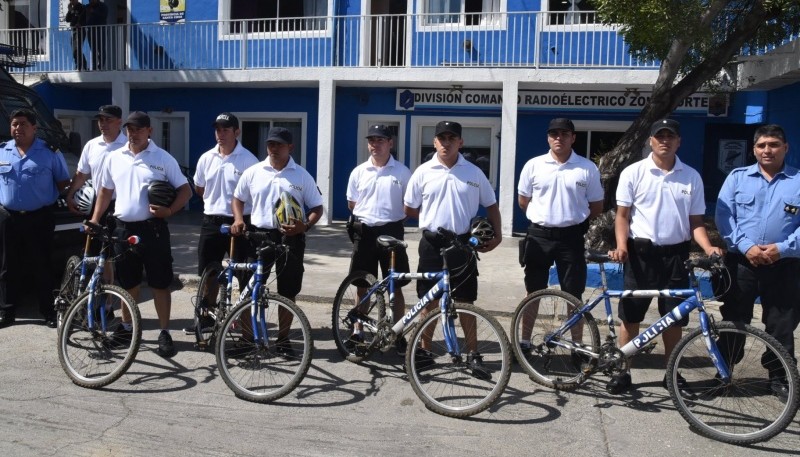 Parte de los policías del Comando Radioeléctrico dejaron sus habituales uniformes azules para usar pantalones cortos, chombas y patrullar zonas de playas en bicicletas.