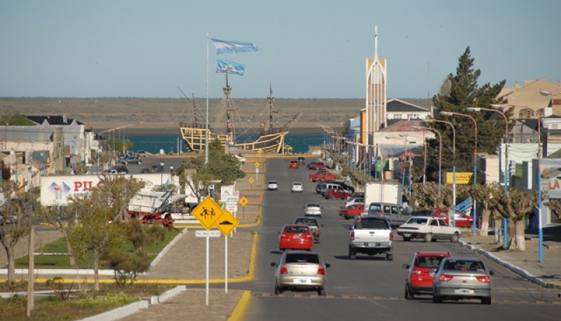 En los primeros minutos de ayer, el personal de la Comisaría Primera de Puerto San Julián fue requerido en una casa del Pasaje Julio Barril al 1400 de esa ciudad, debido a que se había perpetrado un ilícito.  El personal se dirigió al lugar, donde dialogó con una joven de 25 años, quien les contó que recibió el llamado de su hermana, propietaria de la casa, quien se encuentra fuera de esa localidad, informándole que momentos antes recibió llamado de su inquilina, que se reside en el mismo predio en la parte del fondo, informándole que observó la ventana de la vivienda de la parte trasera abierta. La joven además contó que su hermana le pidió que se acerque a la casa a inspeccionar si todo se encontraba en orden. Al llegar la joven, constató que desconocidos ingresaron previo a forzar el seguro de la ventana de uno de los dormitorios y sustrajeron electrodomésticos varios y documentación de un rodado, del cual aportó datos.  En el lugar se solicitó la presencia del personal de la División Criminalística, para que realicen las pericias del caso.   Pericias   Mientras esperaban la llegada de los peritos, los uniformados dialogaron con los vecinos, para saber si alguno había visto u oído algo extraño.  De igual manera se realizó un rastrillaje por la zona y alrededores pero no se logró encontrar nada.  En esos momentos, llegaron los peritos, quienes realizaron una inspección ocular, y posteriormente tomaron una secuencia fotográfica y buscaron indicios que pudieran aportar datos de quién o quiénes serían los autores del ilícito.  Por el hecho se dio aviso al Juzgado de Instrucción y del Menor de esa ciudad, de donde se dispuso que las investigaciones continúen a cargo del personal de la dependencia.   En Piedra Buena  Por otra parte se conoció que en la localidad de Piedra Buena, el personal de la Seccional Primera, logró detener a dos sujetos que habían ingresado a una casa.  Todo habría comenzado en la madrugada del lunes, cuando una mujer los llamó para informarles que uno de sus hijos junto a un amigo, ingresaban a la casa con varios elementos de dudosa procedencia.  El personal se dirigió al lugar y cuando iban llegando, los jóvenes emprendieron la huida, siendo demorados a pocos metros.  En esa casa se secuestraron los elementos  de los que no se pudieron acreditar procedencia.  En horas de la mañana del lunes, el personal de la misma dependencia fue solicitado en una casa de calle Mitre al 600, debido que allí se había cometido un robo.  Cuando los uniformados llegaron, hablaron con una mujer de 24 años, que les manifestó que momentos antes al arribar a su vivienda, constató que desconocidos, previo a provocar destrucción del vidrio de una de las ventanas de la casa, ingresaron y sustrajeron elementos varios, los cuales acuerdo a descripción aportada, resultarían ser los elementos incautados en horas de la madrugada.  En este caso también se solicitó la presencia del personal de la División Criminalística, quienes realizaron las pericias y dieron aviso al Juzgado de Instrucción y del Menor de Puerto Santa Cruz, donde se dispuso que la víctima realice el reconocimiento de los elementos, los cuales luego debían serle entregados.  En cuanto a los aprehendidos, fueron identificados y uno de éstos resultó tener 20 años, -hijo de la mujer que lo denunció- y el restante tendría 31 años, los mismos fijaron domicilio por disposición de la sede judicial, quedando sujetos a la causa.  