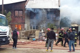 Voraz incendio en viviendas del San Benito