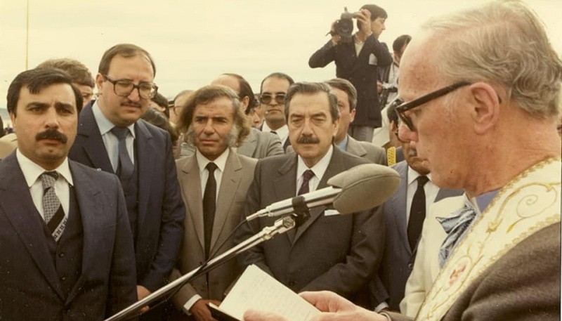 De izq. a der. Padre Eugenio Rosso, Raúl Alfonsín, Carlos Menem y Marcelo Cepernic. (Archivo)