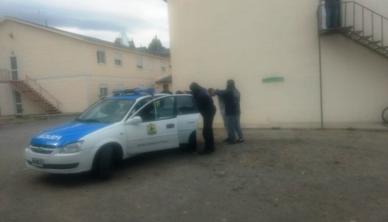 Cabe recordar que la investigación la inició personal de la División Investigaciones y Narcocriminalidad de la Policía Provincial, luego que en la tarde del viernes, un hombre denunció en la Comisaría Primera de El Calafate, elementos extraños en un cajero automático del Banco Patagonia, ubicado en la Avenida Del Libertador 1300.  Los policías hallaron en el lugar, un dispositivo plástico color negro, con una ranura puesto en un sector próximo al teclado numérico, posiblemente cámara espía direccionada al teclado; debido a las características del hecho se dio intervención inmediata a la División Criminalística que efectuó las pericias del caso.  Los investigadores solicitaron al personal de la entidad bancaria, los registros de las cámaras de seguridad, y fue allí que descubrieron a los sospechosos.  Luego con averiguaciones en hoteles y hostales, pudieron conocer que se trataba de dos jóvenes de nacionalidad búlgara de 24 y 29 años. Además pudieron establecer que en un hotel, se le negó ampliar el alojamiento debido a que los implicados no permitían realizar la limpieza diaria de la habitación a las mucamas. También que salían en pocas ocasiones del cuarto y no realizaban excursiones.    Efectivos de la División Investigaciones y Narcocriminalidad lograron localizarlos en la mañana del domingo en un hotel céntrico.  Fueron detenidos y se incautaron dos notebooks, cuatro celulares smartphone, cinco 