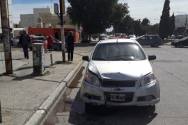 Pasó un semáforo en rojo y chocó a otro vehículo en pleno centro