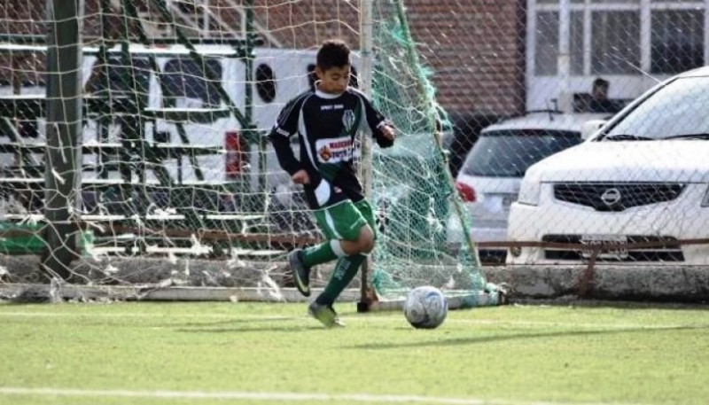 Lautaro creció con la pelota atada a los pies.