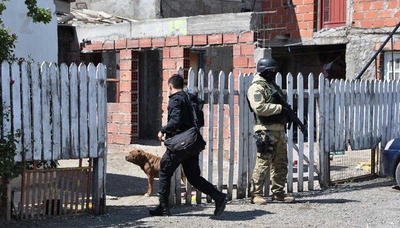 Agentes de la Comisaría de la Mujer y la Familia concretaron el procedimiento con la colaboración divisiones Fuerzas Especiales y Criminalística. (J.C.C)