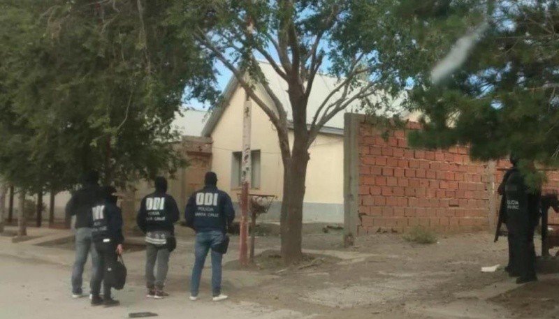 Los allanamientos que se realizaron hoy en el barrio 17 de Octubre de Caleta Olivia estuvieron a cargo de personal de la Dirección de Investigaciones (DDI)