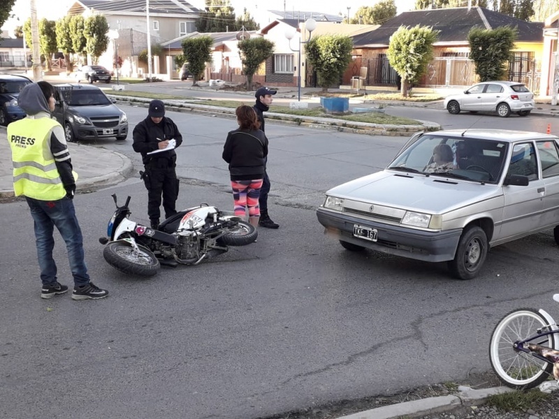 El motociclista tuvo que ser atendido. 