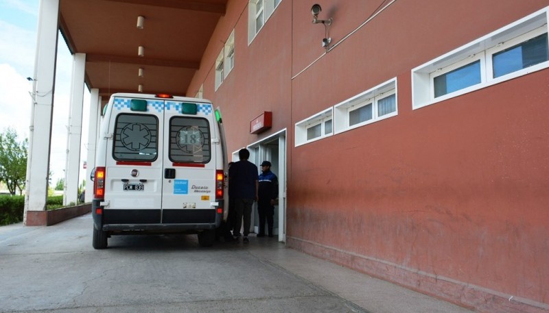 La mujer se encuentra internada en grave estado en el Hospital Regional. 