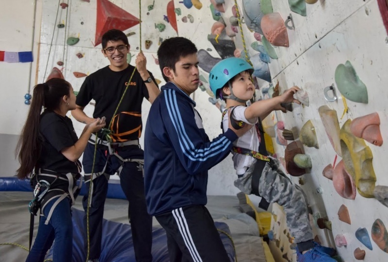 Los chicos escalando. 