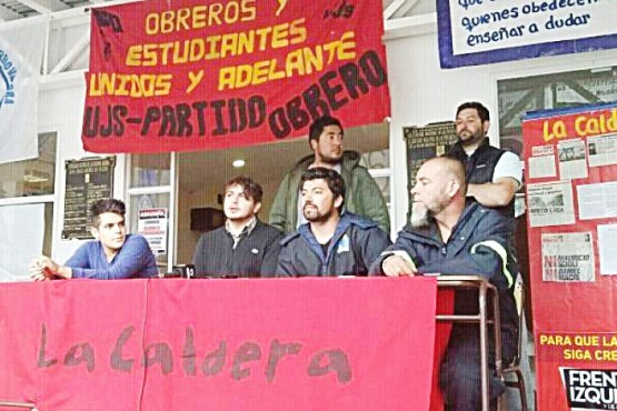 Estudiantes junto a trabajadores de Montecristo en 2016 