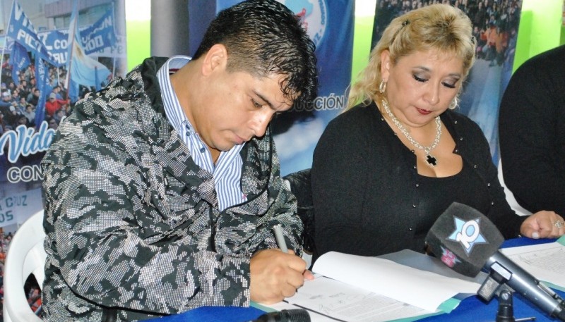 Vidal firmando el convenio (JCC)