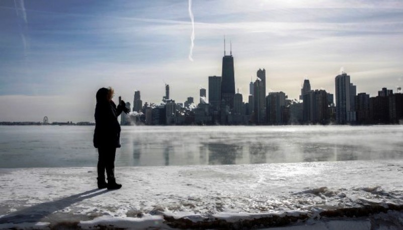 Una mujer fotografía el lago Michigan (Chicago) congelado por las temperaturas polares que experimentan amplias zonas del norte de Estados Unidos. / EFE - KAMIL KRZACZYNSKI