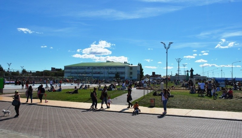 Los vecinos pasaron la jornada en las plazas de la ciudad. (J.C.C.)