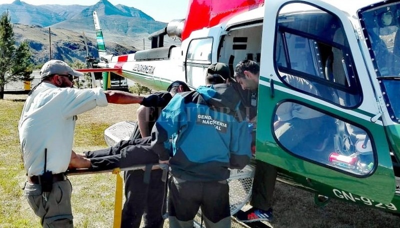 Un helicóptero de Gendarmería Nacional evacuó al escalador a El Calafate. 