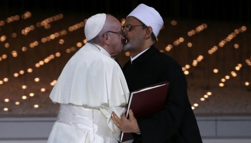 El beso entre Francisco y el imán Sheikh Ahmed al Tayeb que recorre el mundo (Reuters)