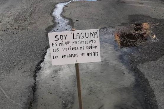 Cansados de las aguas servidas, colocaron un llamativo cartel