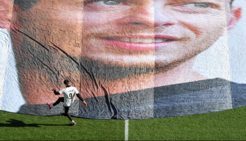 Una gigantografía con la imagen de Emiliano Sala en un homenaje en el campo de juego de Nantes. Foto: AFP