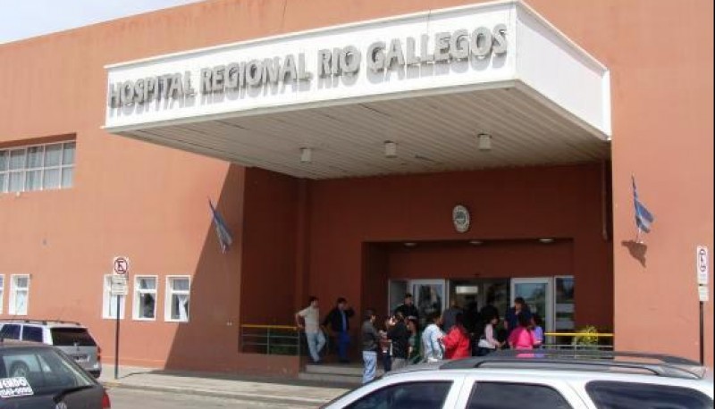 El hombre continúa internado en la sala de terapia intensiva del nosocomio local. 