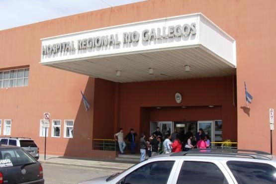 El hombre continúa internado en la sala de terapia intensiva del nosocomio local. 