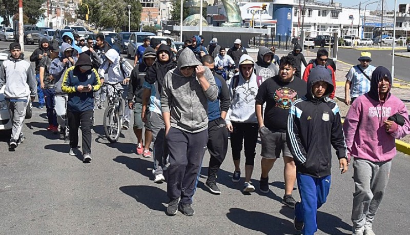  Luego de concentrarse frente la playa de tanques de Termap, los manifestantes marcharon por calles.