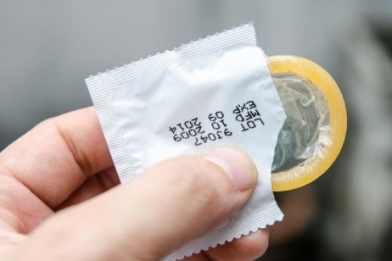 Madre perforó los preservativos de su hijo para ser abuela