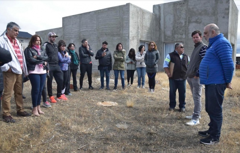 El Intendente junto a los vecinos. 