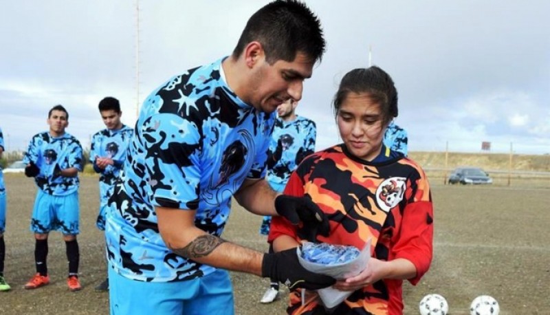 Las Panteras entregaron un reconocimiento a “Majo”.  (Foto: “Pichón” Cisternas)