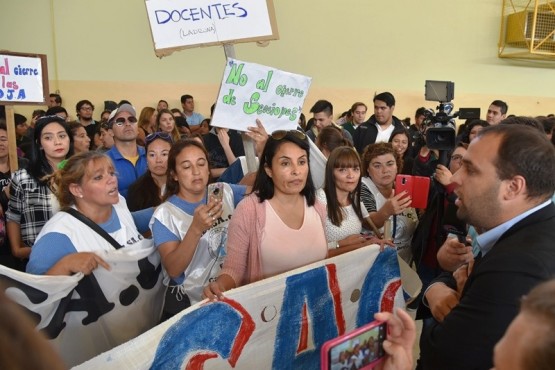 El director provincial de escuelas técnicas, Rodrigo Gojan pidió en vano a los manifestantes de ADOSAC que permitieran dar continuidad al acto institucional.