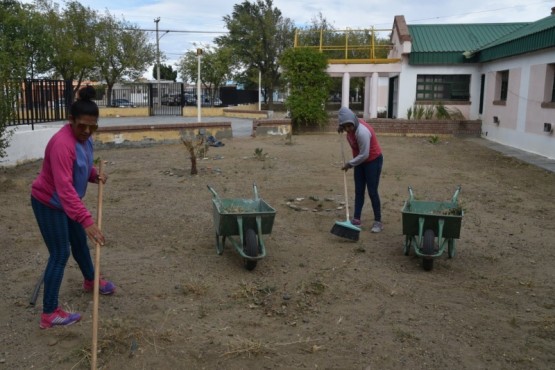 Un grupo de mujeres de Planes Sociales que dependen del municipio se ocupó de desmalezar el patio exterior del establecimiento educativo.