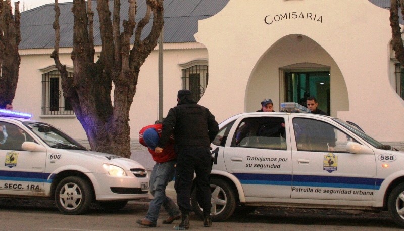 El joven delincuente quedó alojado en la Comisaría Primera. 