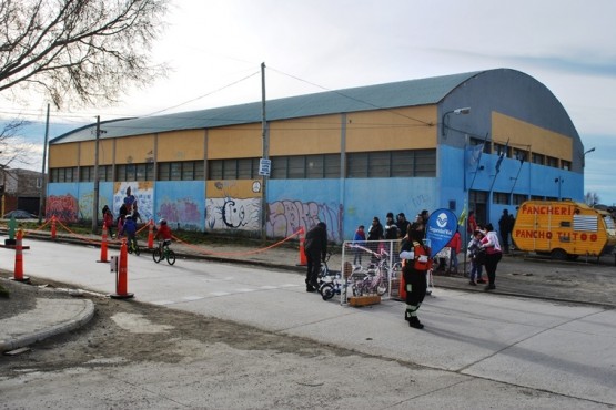 Organizan abrazo simbólico al Gimnasio Benjamín Verón