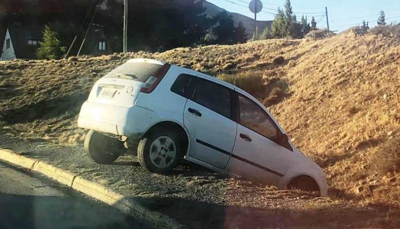 El auto cayó de trompa al barranco que había en la banquina. (Foto: Calafate Magazine)