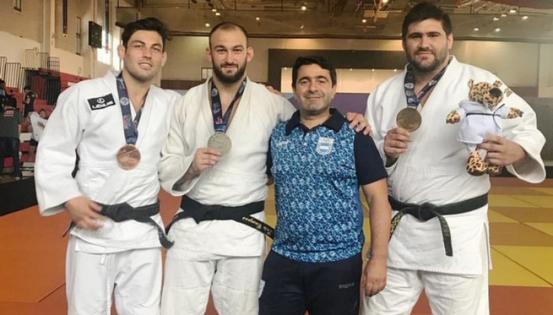 El calafateño luciendo su medalla en Lima.