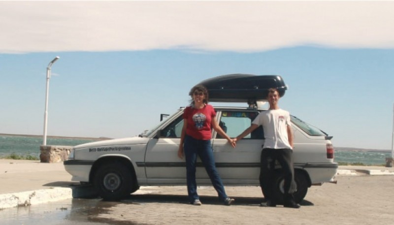 Martín y Eugenia junto a su Renault 11 en Puerto Deseado 