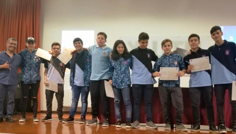 Jóvenes del Club de Ciencias en el Arduino Day. 