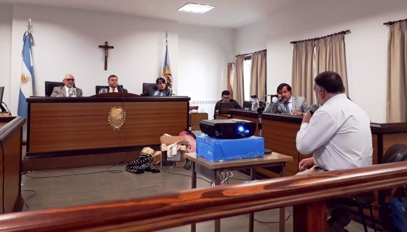 Cortez (izquierda) escucha al médico forense Francisco Echandi, quien expuso ante el Tribunal. 