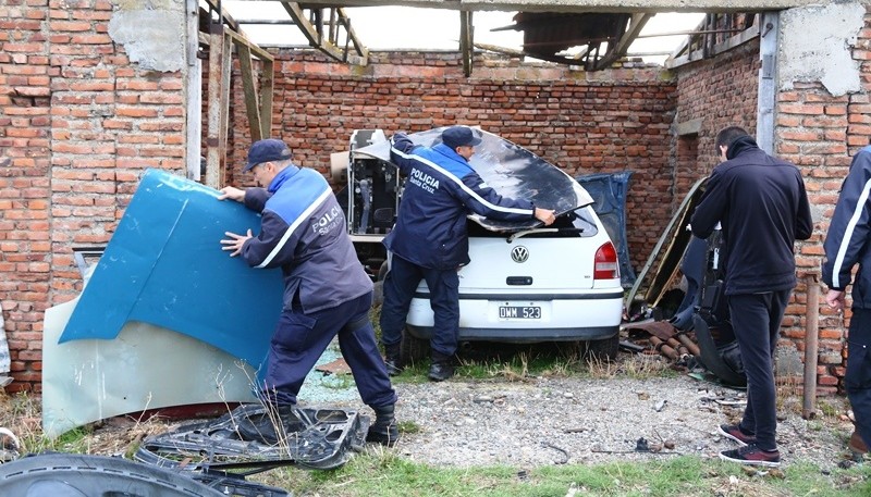 El rodado robado fue tapado con chatarras para no ser encontrado. (Foto: C.G.)