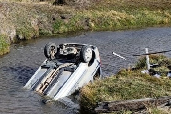 Rescataron dos mujeres de un auto que cayó al agua