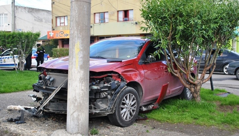 El auto que impactó contra la columna. (J.C.C.)