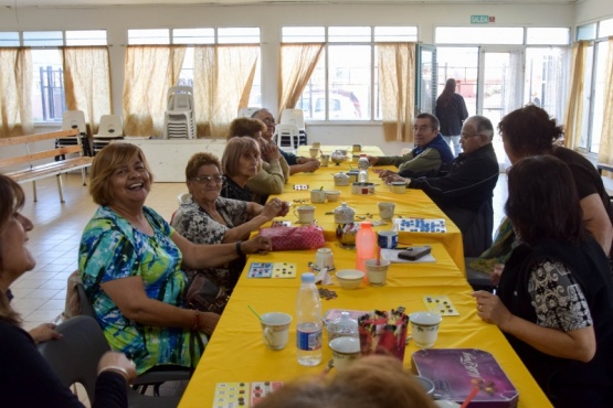 Abuelos participaron de un té bingo